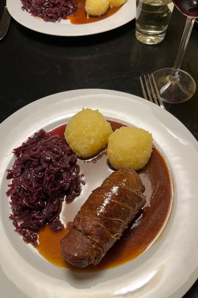 Roulade mit Rotkohl, Klos und Sos, dazu ein kleines Glas Wein
