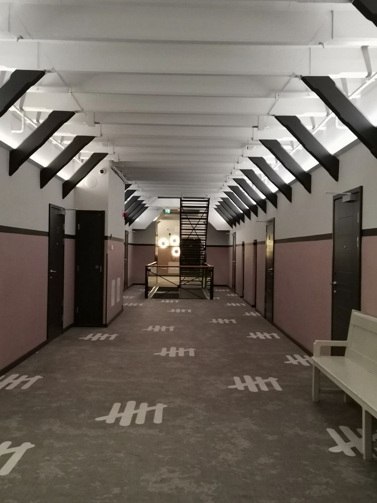 Entisen vankilan, nykyisen Hotelli Kakolan tyhjä käytävä. Kummallakin puolella ovia.