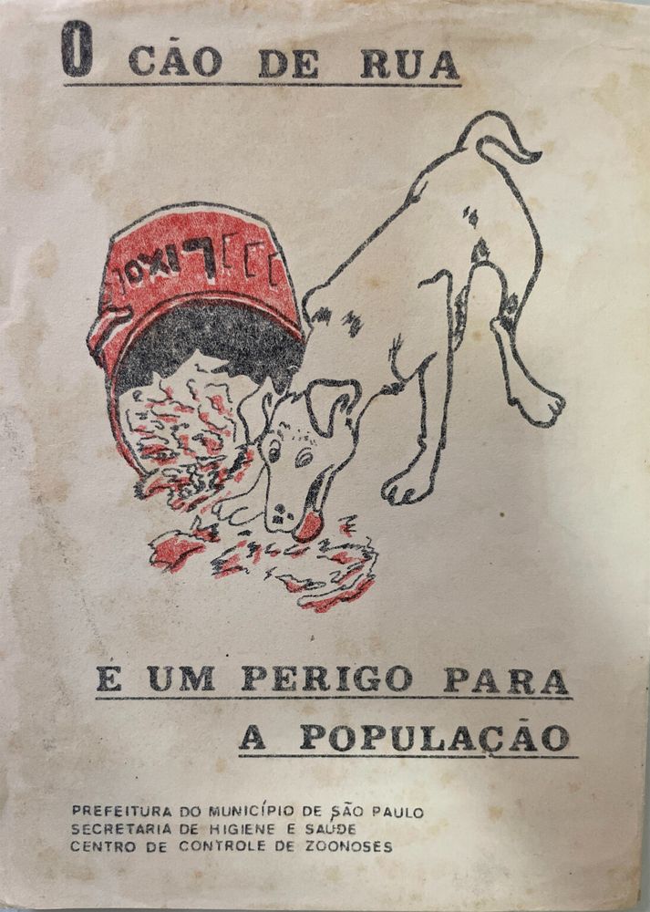 Cartaz  antigo da prefeitura de sp com um desenho de cachorro comendo lixo, escrito "O cão de rua é um perigo para a população"