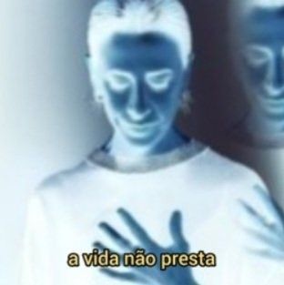 Fernanda Torres com as cores invertidas e a frase "a vida não presta"