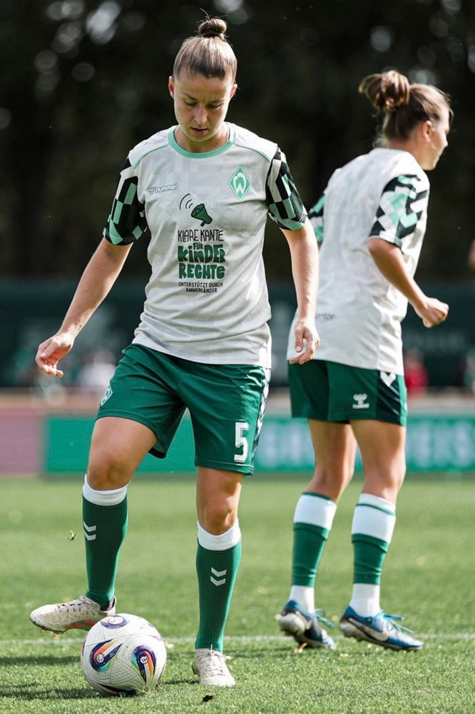 Zwei Werder Spielerinnen mit Sondertrikot zum Tag der Kinder. 