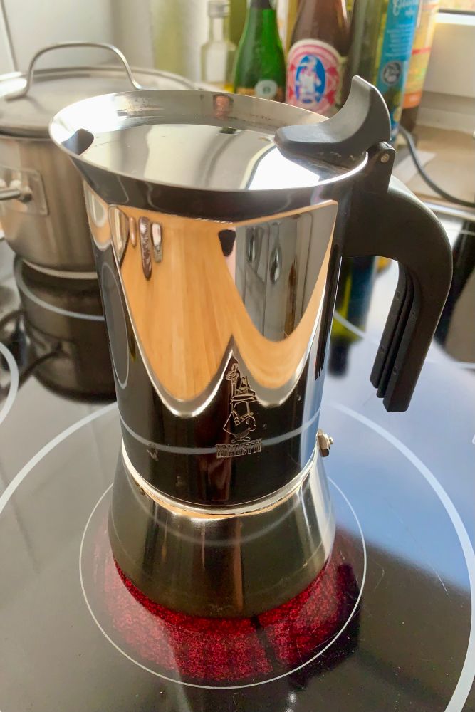 Eine Esoresso-Kannne steht auf einem Glaskeramikherd. 