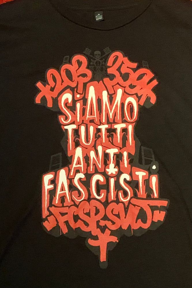 Ein T-Shirt Aufdruck: Siamo Tutti Antifascisti. 