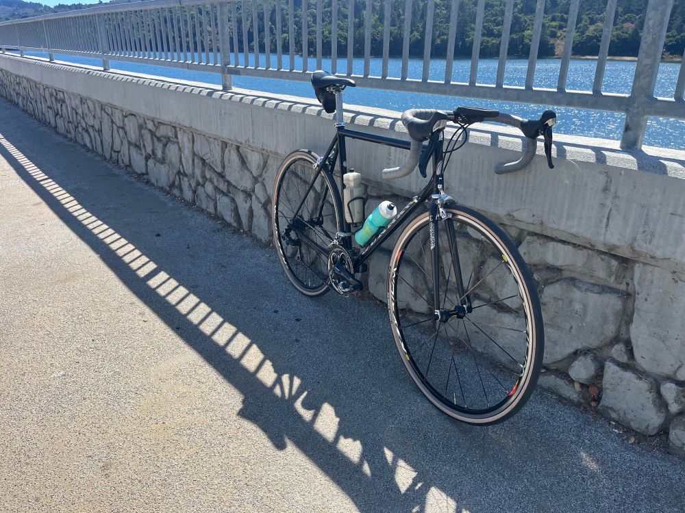 rides super smooth, feels quickly and twitchy 