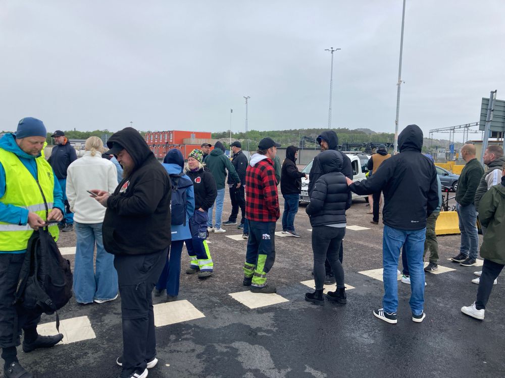 Folk står stejkvakt. 