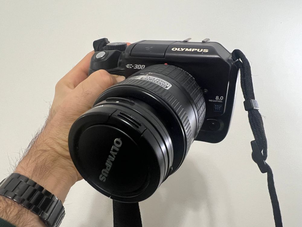An e-300 8mp cam held in my hand. 