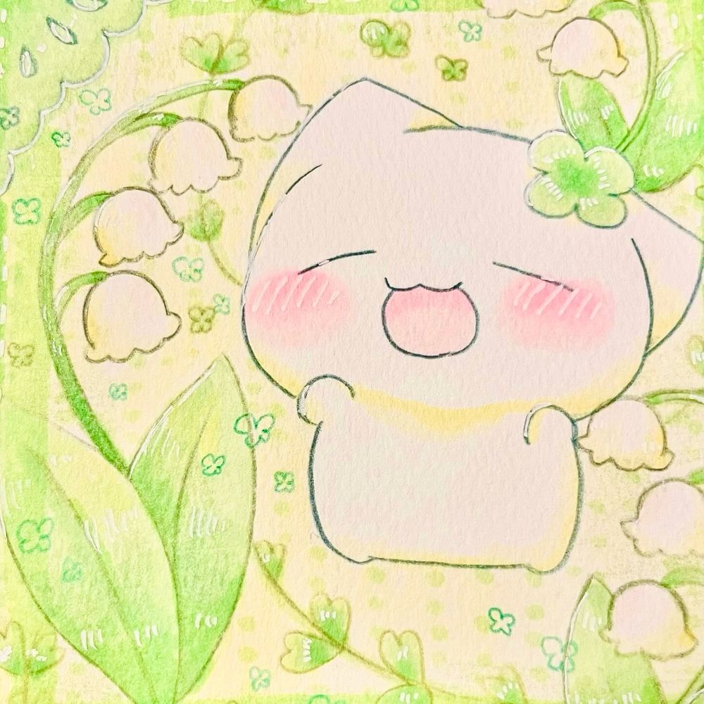 画像説明:
この画像には、柔らかなタッチで描かれたキャラクターが中心に配置されています。キャラクターは、頬を赤らめて笑顔を浮かべており、頭には四つ葉のクローバーが飾られています。背景にはスズランの花が描かれ、全体的に淡い緑とクリーム色の配色が用いられています。デザインには小さなクローバーの模様も散りばめられており、優しい雰囲気が感じられます。