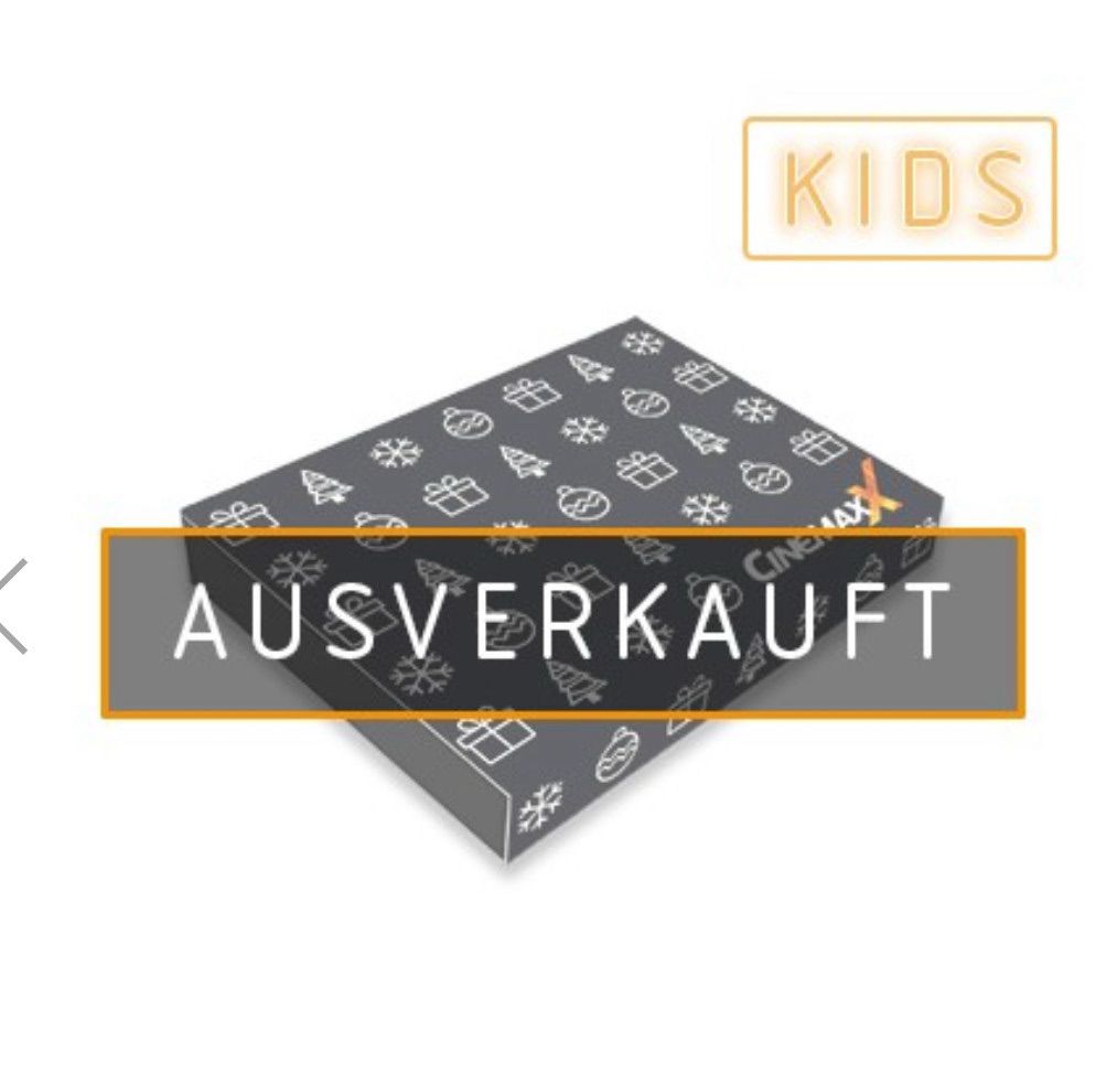 Das Bild zeigt eine graue Geschenkbox mit weihnachtlichem Design, identisch zum vorherigen Bild, aber mit einem zusätzlichen Element:

- Ein goldener Rahmen mit dem Text "KIDS" ist in der oberen rechten Ecke platziert

Die Box hat die gleichen Eigenschaften wie zuvor:

- Graue Box mit weißen weihnachtlichen Symbolen (Geschenke, Bäume, Schneeflocken, Kugeln)
- Orangefarbener Balken mit der Aufschrift "AUSVERKAUFT"
- CinemaxX-Logo auf der Box
