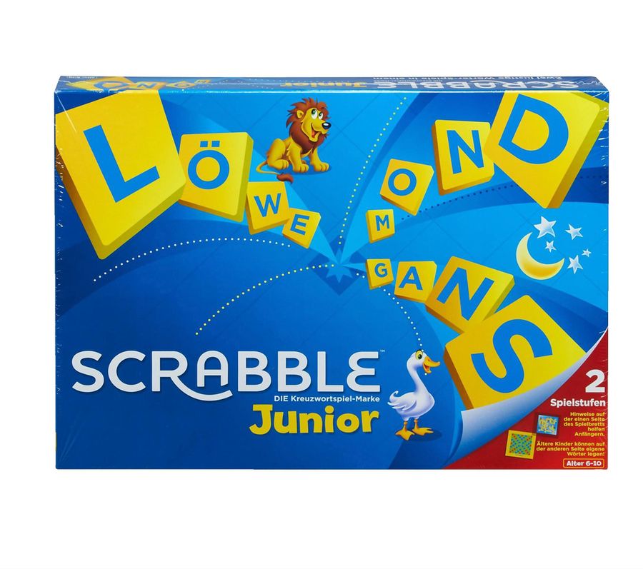 Das Bild zeigt die Verpackung eines Scrabble Junior Brettspiels. Es handelt sich um eine spezielle Version des klassischen Wortspiels für Kinder im Alter von 6-10 Jahren. Die Verpackung hat einen blauen Hintergrund mit gelben Spielsteinen, auf denen Buchstaben abgebildet sind. Als Maskottchen sind ein freundlicher Löwe und eine Ente zu sehen. Das Spiel bietet 2 Spielstufen und ist als "Die Kreuzwortspiel-Marke" gekennzeichnet. Die Verpackung zeigt auch dekorative Elemente wie einen Mond und Sterne.