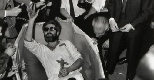 Michael Meaney en el ataúd con gafas de sol y un crucifijo después de pasar 61 días bajo tierra.