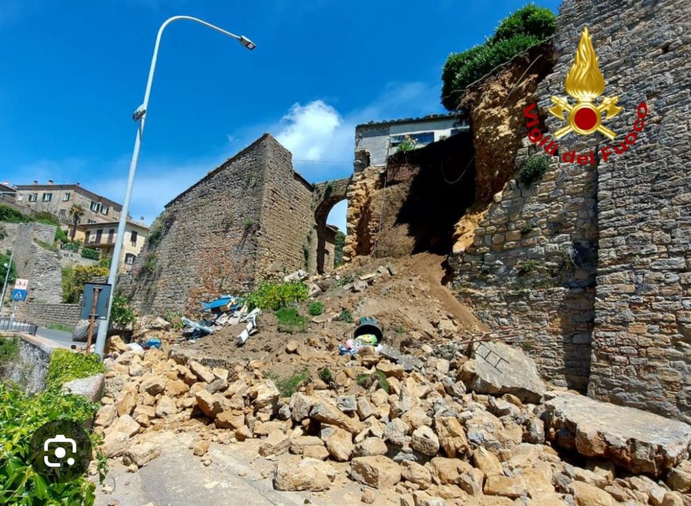 Volterra, crolla un tratto delle mura medievali