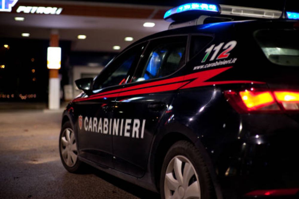 Perde la testa in treno, morde passeggero e gli stacca un dito