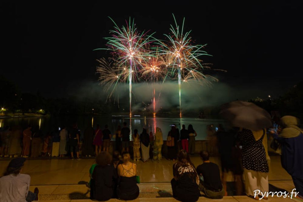 Feu d'artifice du 14 juillet pluvieux au lac de la Reynerie