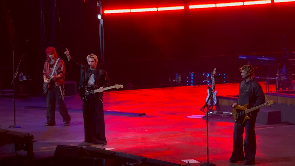 5sos playing three songs with the jonas brothers in nj tonight 