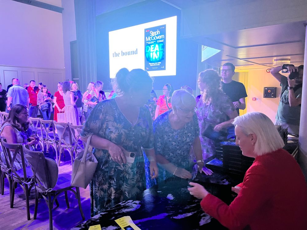 Signing queue for Steph
