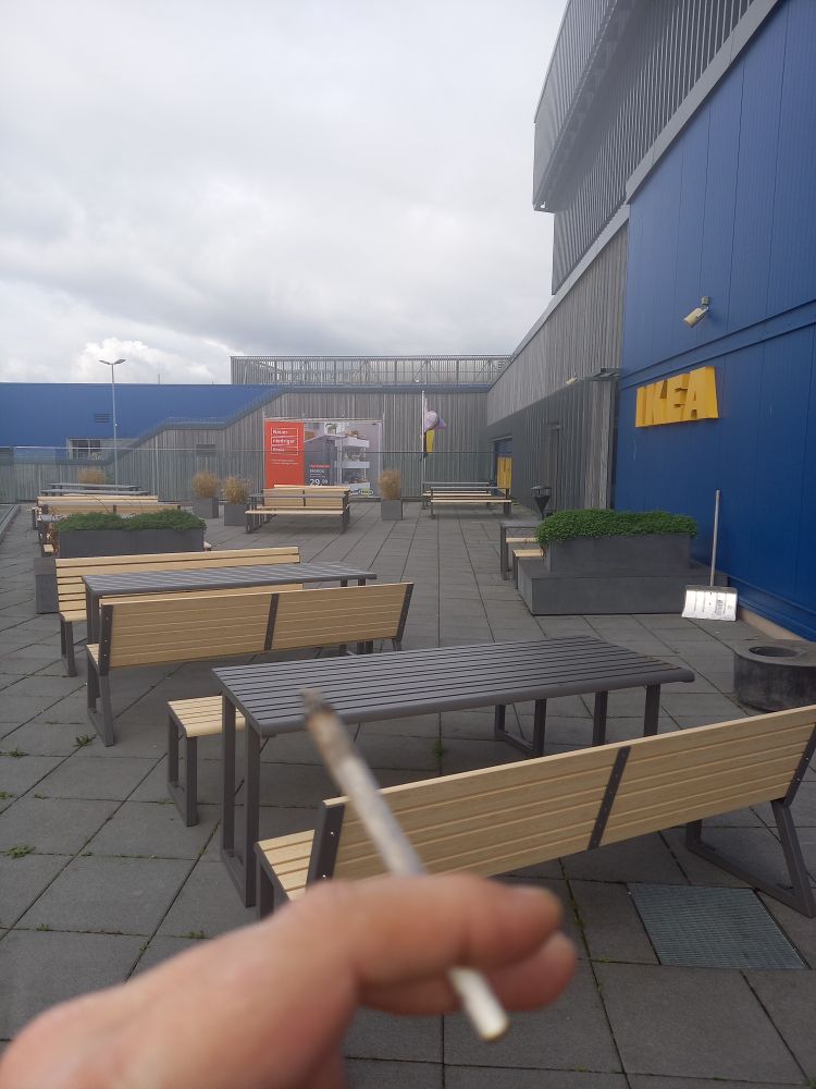 joint inner hand auf der leeren ikea-dachterrasse