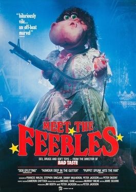 Meet The Feebles-Poster, es zeigt eine lächelnde Nilpferdin in einem Brautkleid und mit einem M60-Maschinengewehr in der Hand.