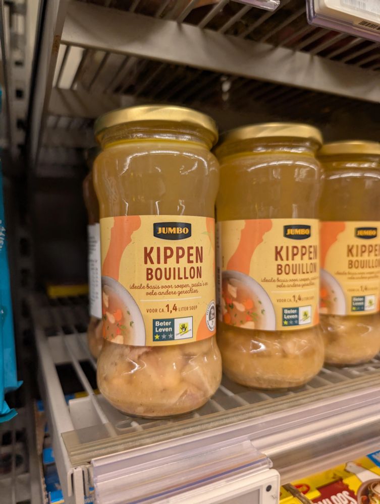ein Supermarkt-Regal voller Kippen Bouillon im Glas
