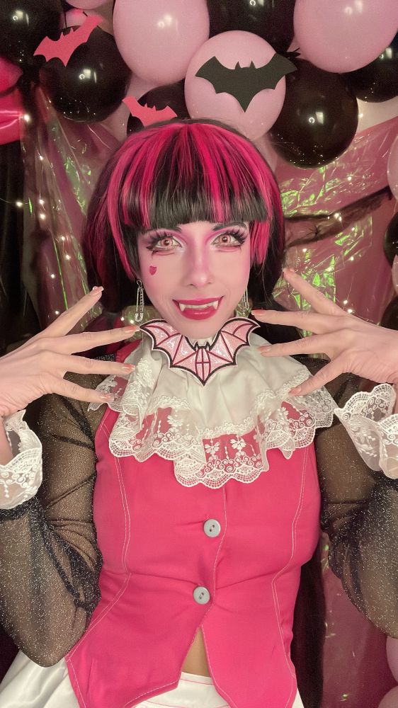 Draculaura cosplayer from Monster High 