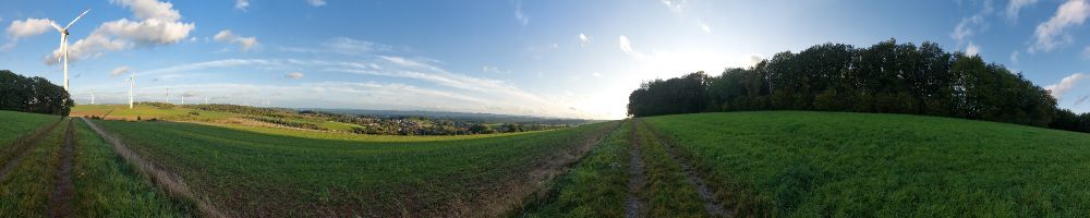Pfalzpanorama. Rechts vorm Wald Blickrichtung Homburg/Saarbrücken. Bildmitte Ramstein. Halblings hinten Kaiserslautern.
