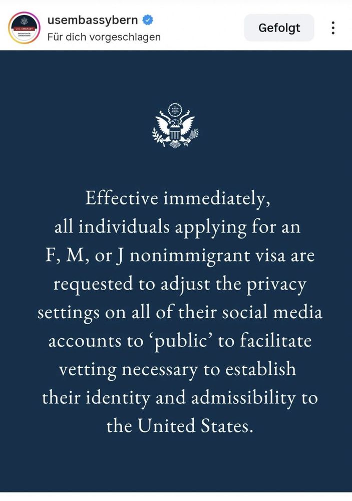 Offizieller Instagram-Post der US-Botschaft Bern mit dem US-Wappen auf dunkelblauem Hintergrund. Der Text informiert, dass ab sofort alle Antragsteller*innen für ein F-, M- oder J-Visum ihre Social-Media-Profile auf ‚öffentlich‘ stellen müssen, um ihre Identität und Zulässigkeit für die Einreise in die USA zu überprüfen.