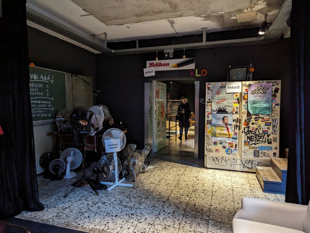 Zwischenflur im Erdgeschoss voller verkaufter Ventilatoren, zwei vollgeklebter (verkaufter) Kühlschränke