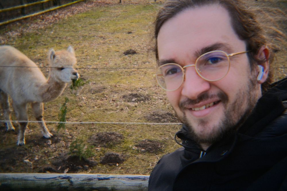 Alpaka frisst und Lorenz macht ein Selfie