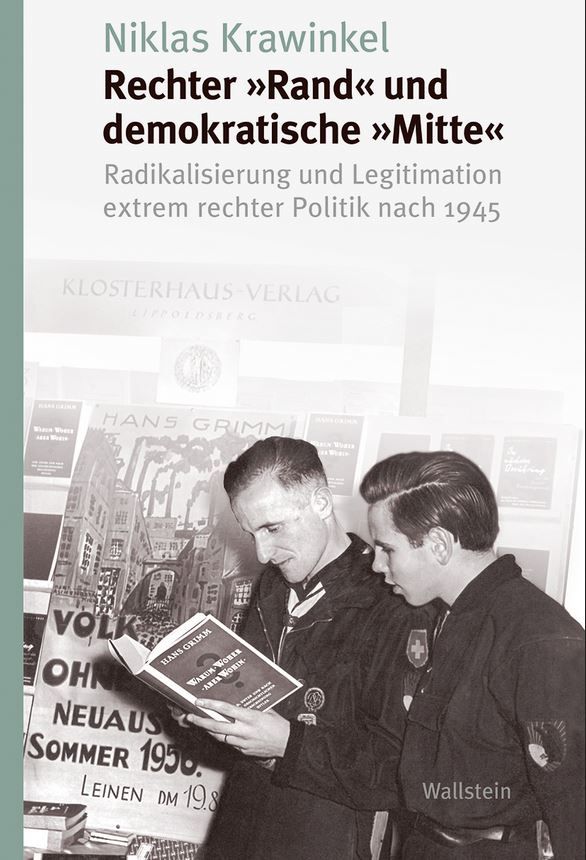 Der Funktionär der Wiking-Jugend Wolfgang Nahrath (links) am Messestand des extrem rechten Klosterhaus-Verlags auf der Frankfurter Buchmesse 1955, in der Hand eine Neuerscheinung des völkischen Autors Hans Grimm, Fotografie von Fred Henrich © Apabiz e.V.