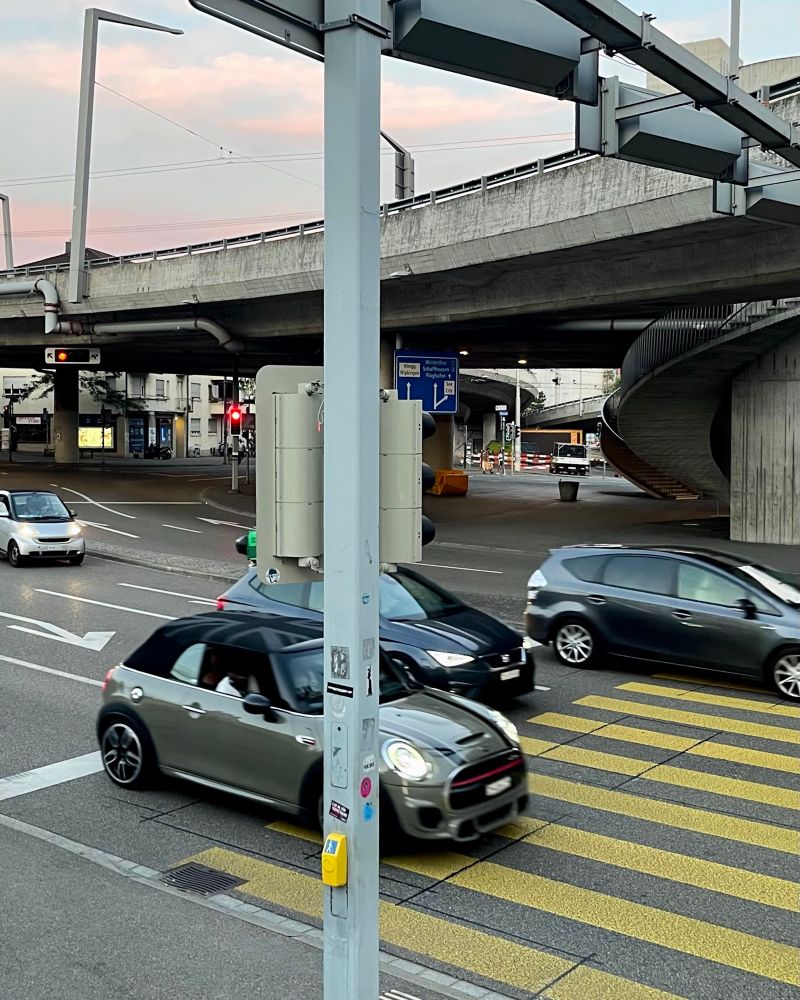 Überbreite Ausfallsachse am Escher-Wyss-Platz:
Nach dem Abschluss der jüngsten Bauarbeiten macht sich unter den Anwohnenden Ernüchterung breit. Denn weiterhin führt der Zebrastreifen über eine dreispurige Dränglerstrecke – genau dort, wo der Schulweg der Kinder aus der neuen städtischen Siedlung verläuft.