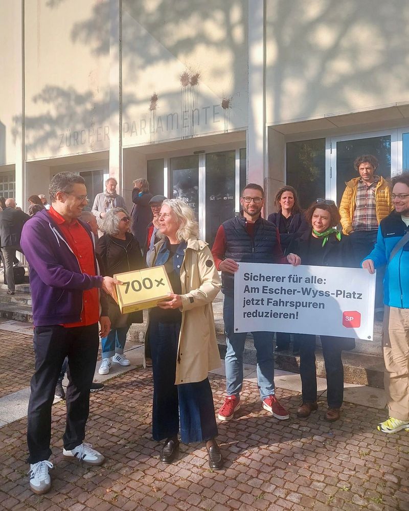 Dominik Ogilvie (links) übergibt die 700 Unterschriften der Petition an Stadträtin Karin Rykart.

Die SP 5 sowie die Unterzeichner:innen, erachten die bisher getroffenen Massnahmen am Escher-Wyss-Platz als ungenügend. Zwar wurde inzwischen eine Spur stadteinwärts aufgehoben – nicht aber jene stadtauswärts, wo sich in den letzten Jahren schlimme Unfälle ereignet haben. Die Petition verlangt, dass diese Gefahrenstelle sofort mittels Spurabbau entschärft wird. 