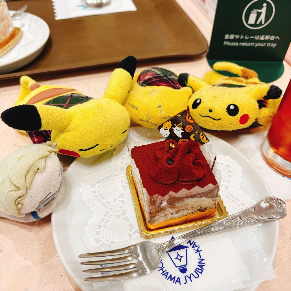 横浜美術館併設カフェでケーキと一緒に撮影。みんなわくわく