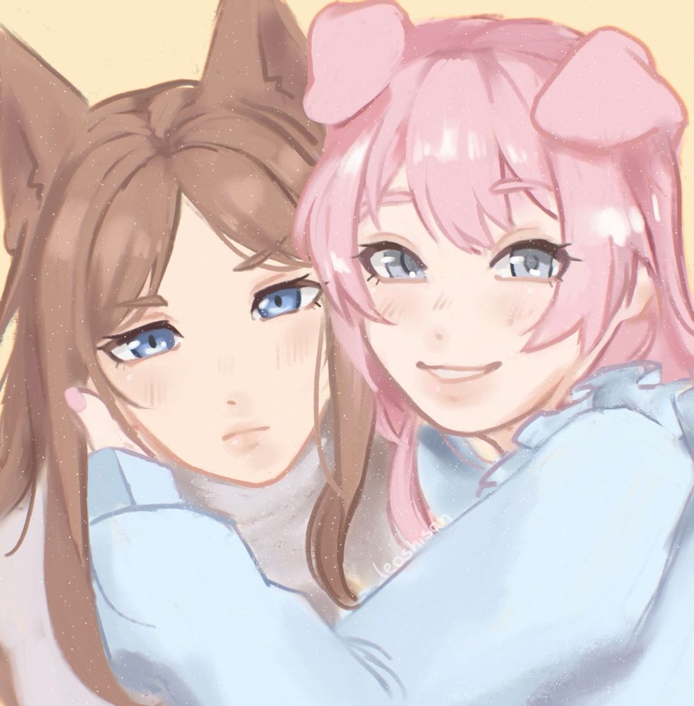 Soyo e Anon da banda MyGo!!!, do anime/jogo BangDream, abraçadas e com orelhinhas de cachorro. Soyo está com expressão de brava/incomodada e Anon está sorrindo.