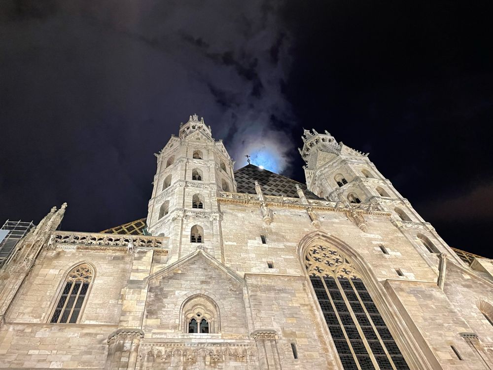Vollmond bei Nacht über dem Stephansdom in Wien