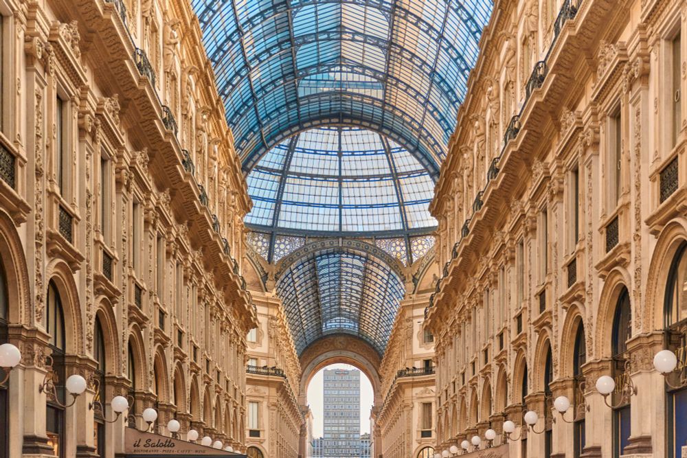Milano - Galleria Vittorio Emanuele II. Interior view of a gallery with a glass-vaulted ceiling and ornate classical architecture.