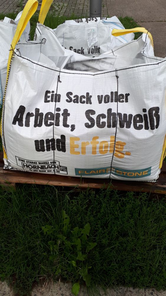 Nen Sack auf dem steht: ein Sack voller Arbeit, Schweiß und Erfolg