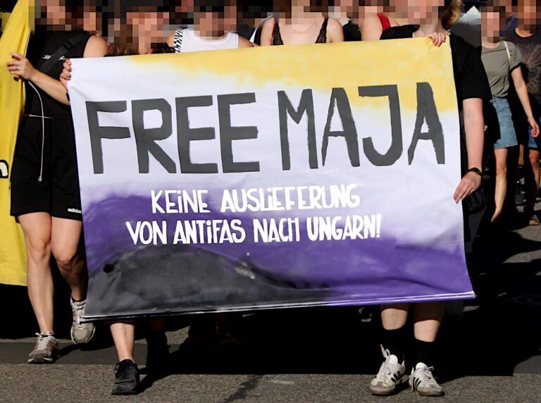 Bild von einer Demo
Auf dem Fronttranspi steht "free maja keine Auslieferung von Antifas nach ungarn"