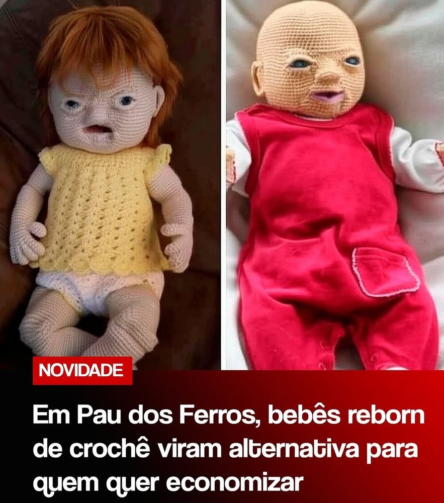Duas fotos de bebês feitos de crochê.
Na esquerda tem um boneco com o cabelo ruivo, usando uma roupa amarela e branca, e na direita tem um boneco careca, usando um macacão vermelho.
Abaixo dos bebês tem a chamada pra matéria que diz — NOVIDADE: Em Pau dos Ferros, bebês reborn de crochê viram alternativa para quem quer economizar.