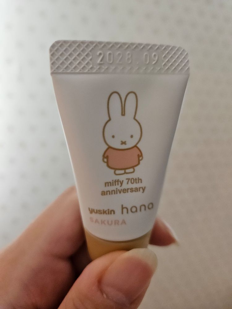 「ユースキン　ハナ」の小さいチューブの写真。ピンクの服を着たミッフィーちゃんが描かれている。