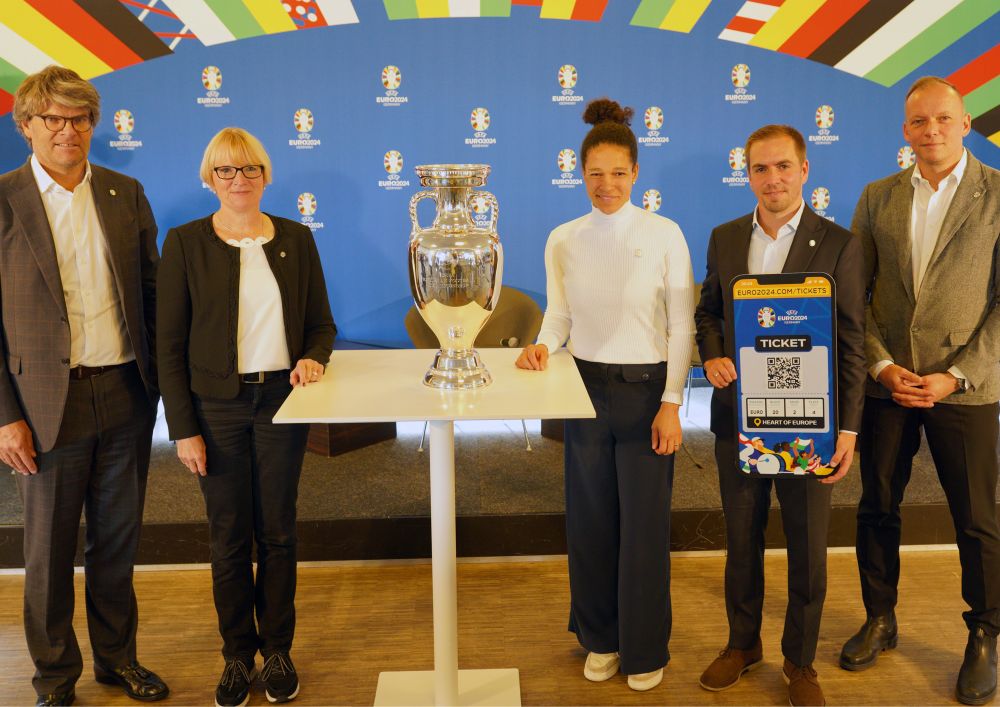 Pressekonferenz | Partnerschaft zwischen der EUFA EURO 2024 und dem VDV | Bildquelle: Seiter, Kölner Verkehrs-Betriebe

Pressebild:
vlnr: Oliver Wolff (VDV), Stefanie Haaks (KVB), Celia Šašic (UEFA EURO 2024), Philipp Lahm (UEFA EURO 2024), Markus Stenger (EURO 2024 GmbH)