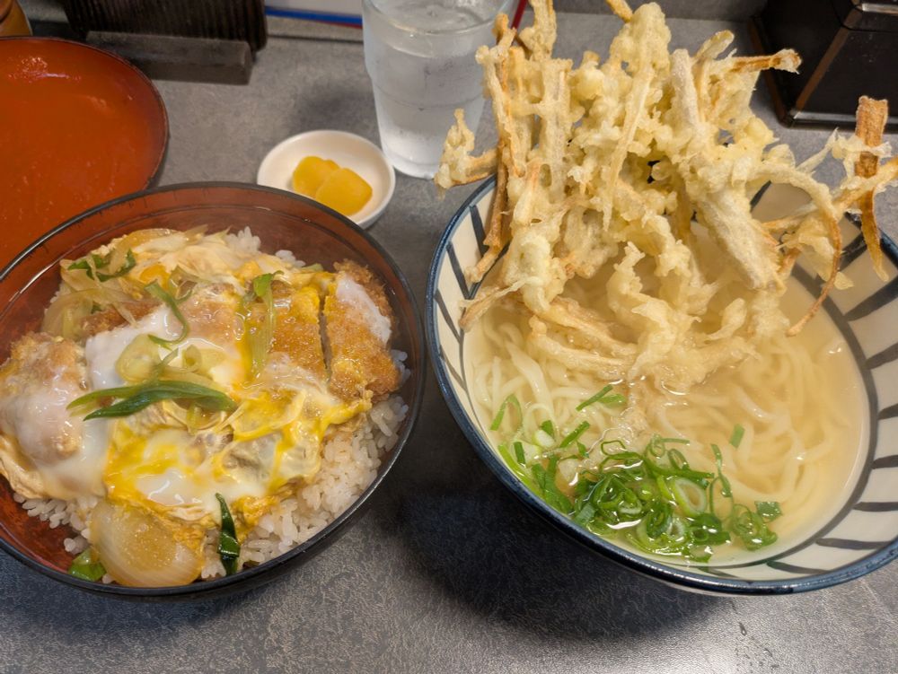 福岡市早良区の「大助うどん」にて。カツ丼（ミニうどん付）1000円、トッピングでごぼ天250円