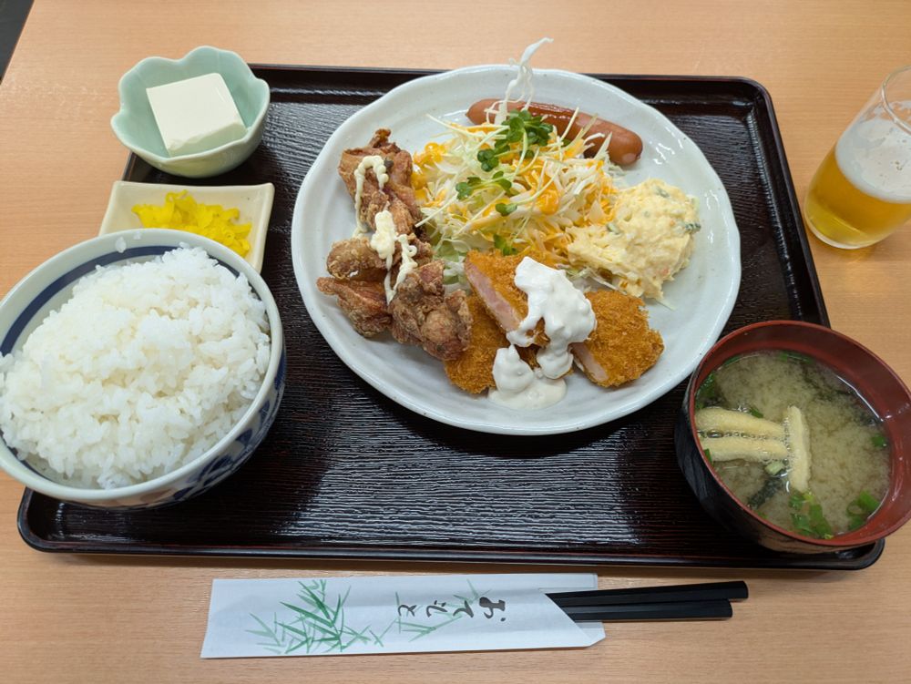 駅前定食C（唐揚げ、エビカツ、ウィンナー、ポテサラ）900円..