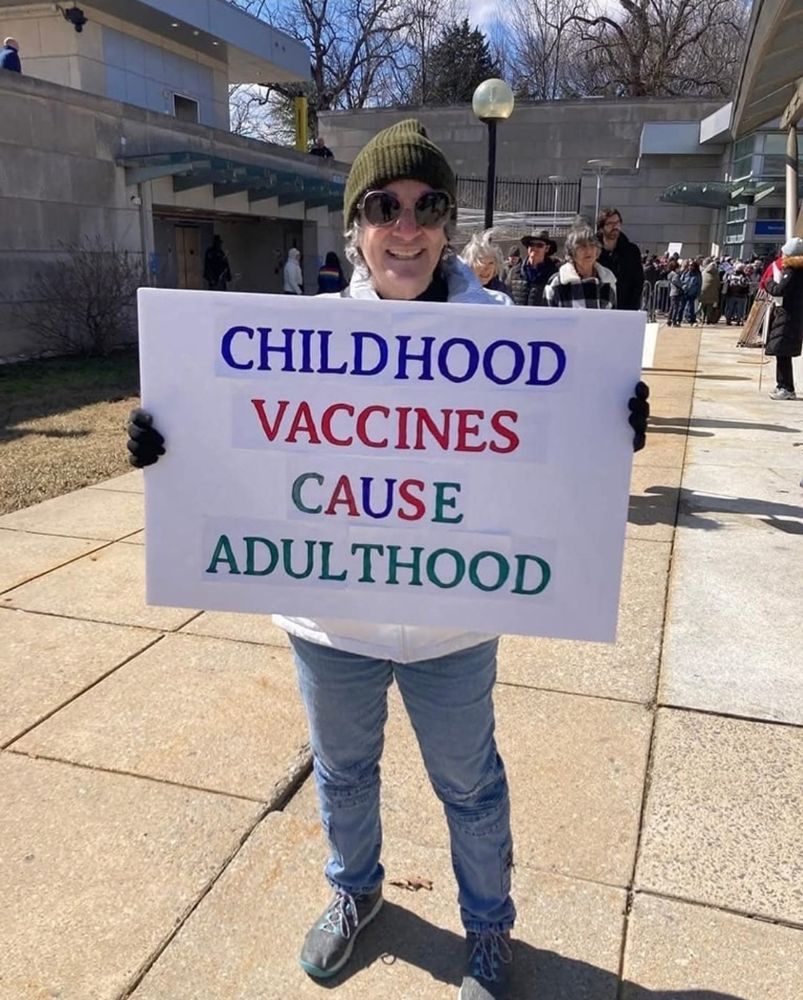 Demonstrantin mit Schild

"Childhood vaccines cause adulthood"