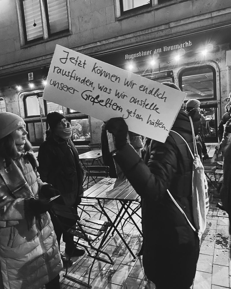 Demo-Schild "Jetzt können wir endlich herausfinden, was wir anstelle unserer Großeltern getan hätten."