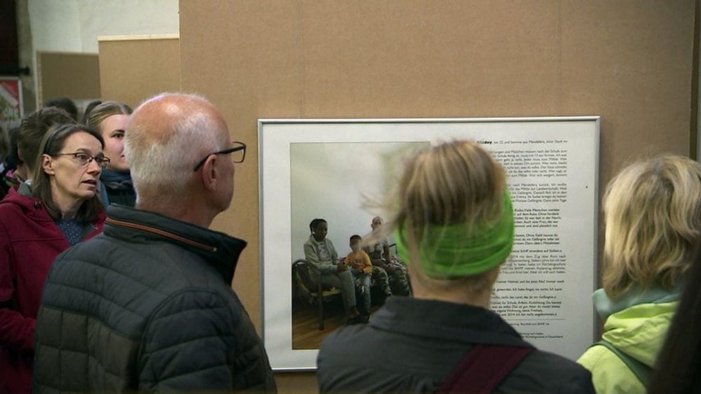 Nach Eklat in Pirna: So war die Eröffnung der Ausstellung über Flüchtlinge | MDR.DE