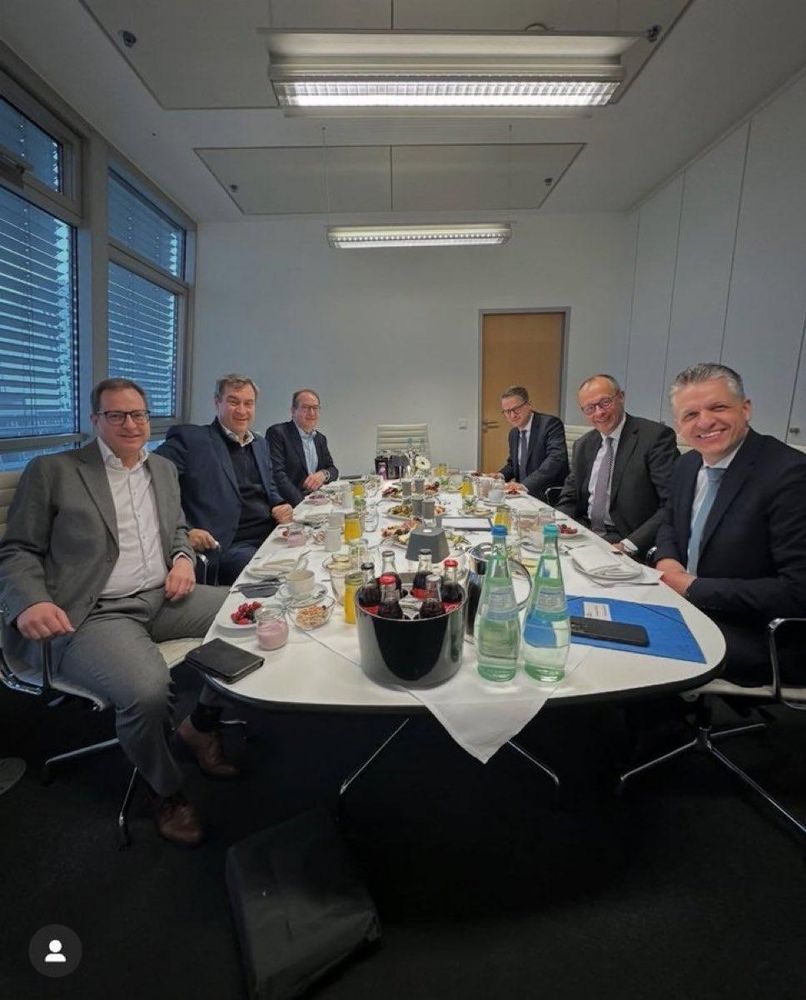 CDUler und CSUler an einem Tisch, darunter Merz, Söder, Linnemann (insgesamt nur Männer)