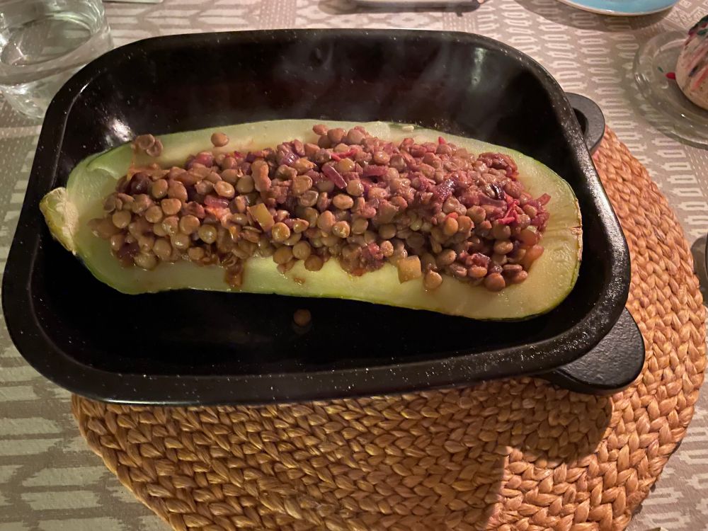 Baked marrow stiffed with lentils 
