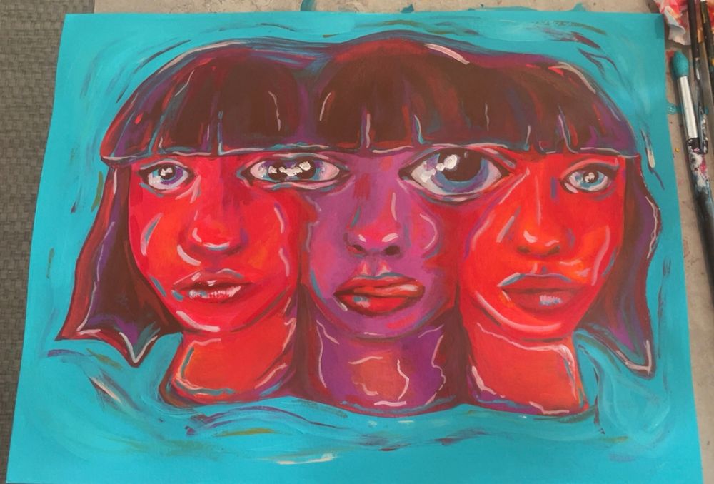 Målning i akryl, motivet är tre huvuden som sitter ihop och delar mittenhuvudets ögon, på ena sidan smälter ögonen ihop och på andra sidan delar två huvuden ett stort öga. Ansikten på ytterkanterna är röda och det i mitten lila, bakgrunden är ljusblå 