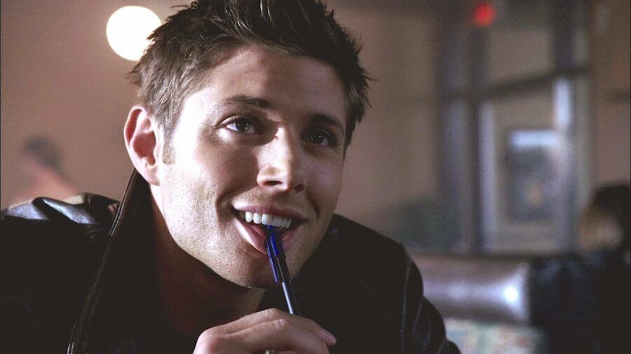 Foto de Dean Winchester bebiendo de una pajita.