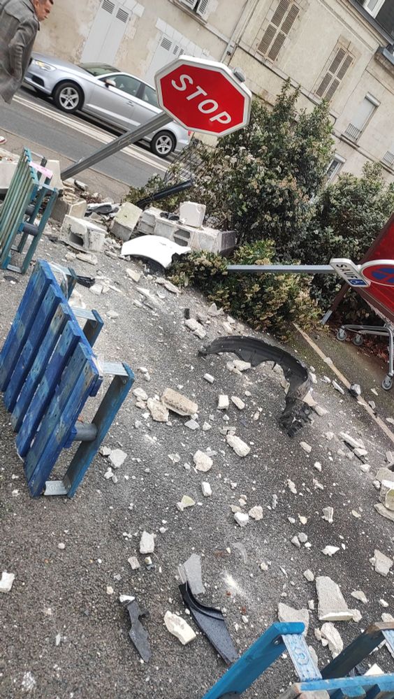 Photo d'un muret ayant été explosé par un automobiliste. Et pas "une voiture" parce qu'une voiture est forcément conduite par quelqu'un !