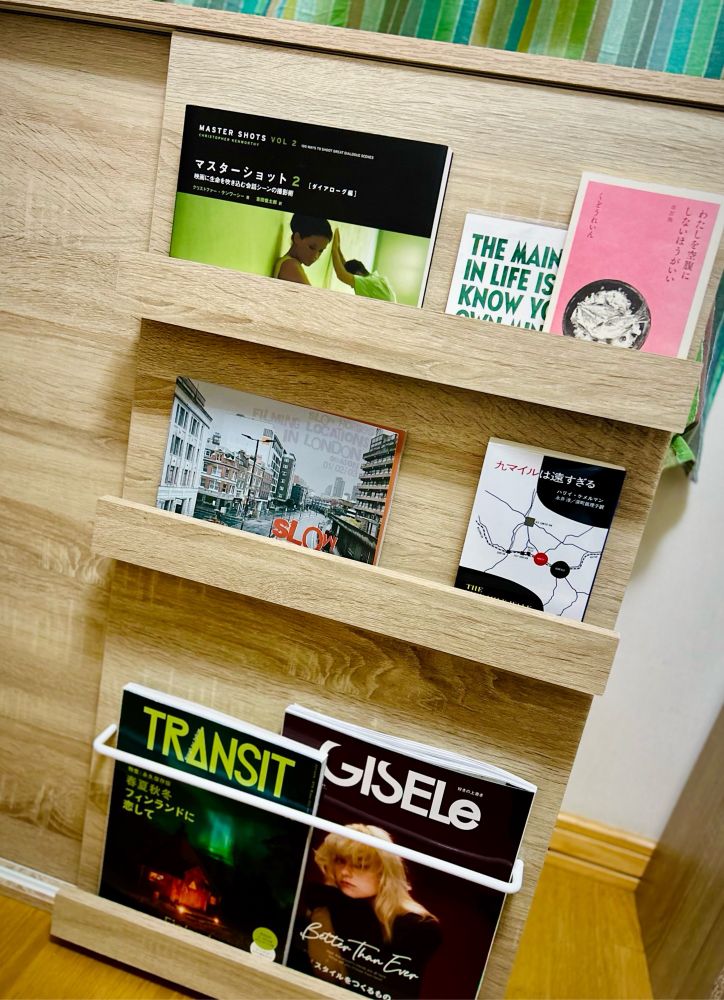 本棚の写真。横スライド式の目隠し扉に雑誌や本がディスプレイされている。